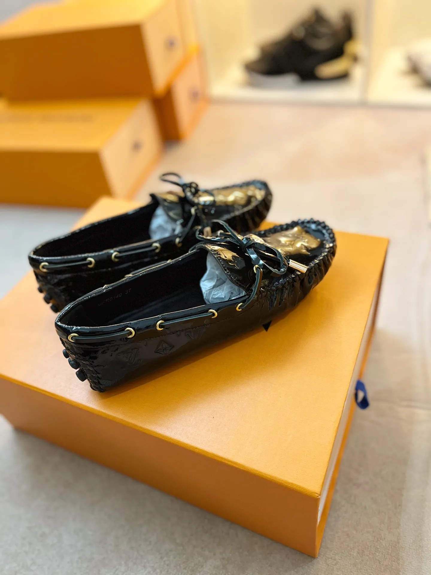 p460💰Couple model❤️🇫🇷 𝙇𝙤𝙪𝙞𝙨 𝙑𝙪𝙞𝙩𝙩𝙤𝙣 🇫🇷Louis Vuitton 2023 Classic𝓛𝓿 𝓣𝓻𝓪𝓲𝓷𝓮𝓻 Sports Series ➪➪➪¯ [Arizona Doudou Shoes Series] ▪️▪️▪️Arizona slip-on shoes are made of Monogram Eclipse canvas. Its hand-painted and dyed edges and hand-sewn uppers fully demonstrate Louis Vuitton's traditional shoemaking craftsmanship. This slip-on shoe is very lightweight. The integrated tongue and upper make it particularly comfortable and flexible. The soft outsole is equipped with rubber padding. Decorated with matching sash. Detailed features: ☑️Monogram Eclipse canvas ☑️Black Eclipse pattern ☑️Hand-painted shoe edges ☑️Hand-sewn uppers (each pair takes time to process) ☑️Integrated tongue and upper construction ☑️Outsole equipped with rubber lining ☑️size: 35_46